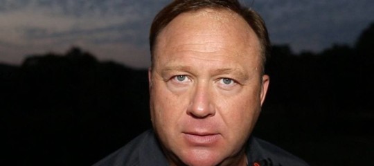 alex jones bloccato facebook bufale