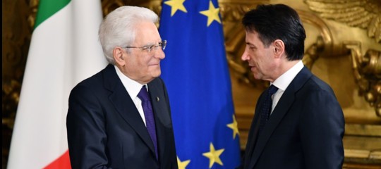 Il presidente arbitro fischia la fine del primo tempo