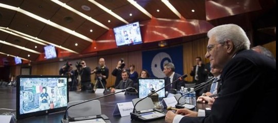 Il presidente arbitro fischia la fine del primo tempo
