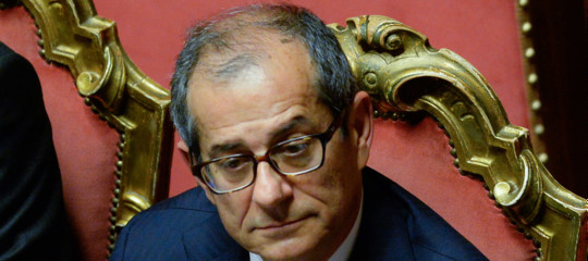 Tria: flat tax e reddito cittadinanza compatibili con bilancio