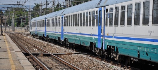 Il motivo per cui in Sicilia e Sardegna non circolano le Frecce di Fs (di nessun colore)