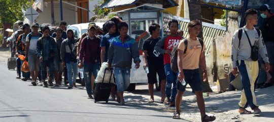 Indonesia: almeno 142 morti per il terremoto a Lombok, 13.000 edifici distrutti