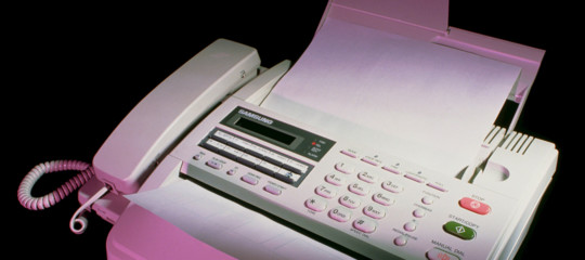 Ma il fax non era morto cinque anni fa? Chi lo usa ancora e dove in Italia