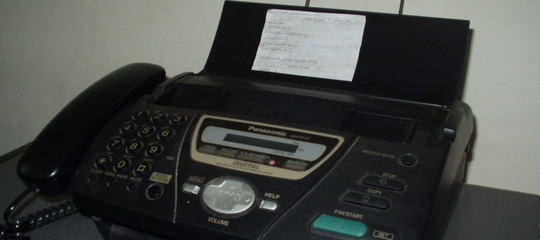 Ma il fax non era morto cinque anni fa? Chi lo usa ancora e dove in Italia