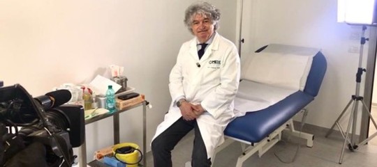 Sui vaccini i medici predicano bene e razzolano male, dice l'oncologo Tirelli