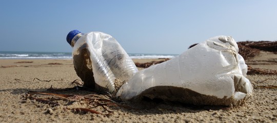 Plastica abbandonata e olio esausto, il vero stato delle nostre spiagge. Un rapporto