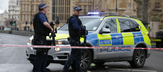 Cosa sappiamo finora dell'auto lanciata sulle barriere a Westminster