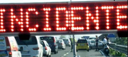 Auto pirata investe gruppo di ciclisti, 6 feriti a Mantova