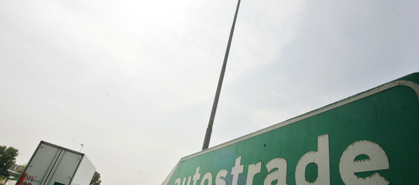 Scende da auto viene travolto torino milano