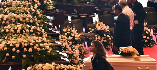 funerali genova vittime bare