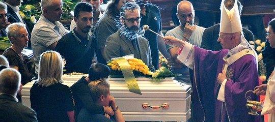 funerali genova vittime bare