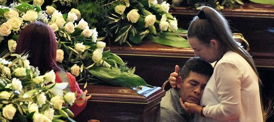 funerali genova vittime bare