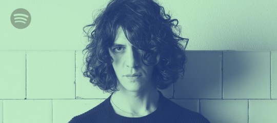 Chi è Motta, il cantautore che ha riportato poesia e nostalgia nella vita dei vostri figli
