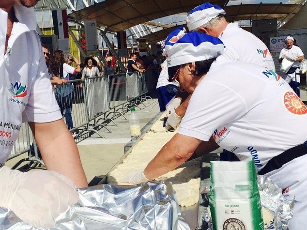 Expo: a caccia del guinness, la pizza piu' lunga del mondo 1,5 Km - FOTO