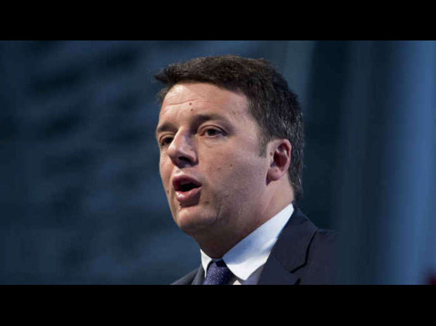 Crisi: Renzi, smettere con lamentazioni. A Bologna contestato dai centri sociali