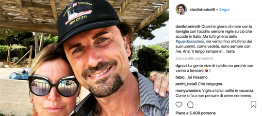 Le polemiche sul selfie del ministro Toninelli, dopo Genova