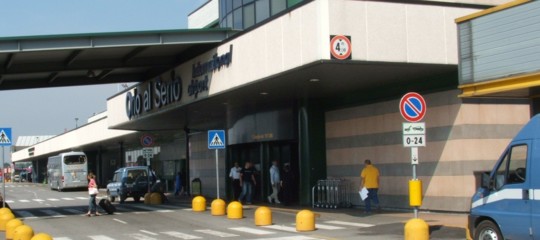 Lampadina rotta e l'aereo non parte, 140 passeggeri bloccati da due giorni