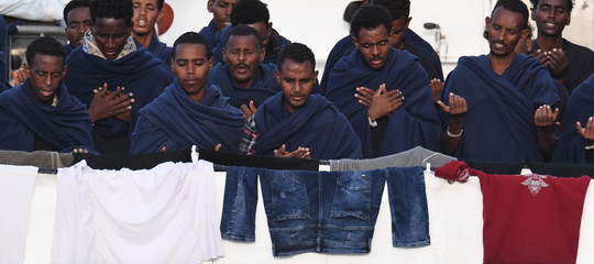 Migranti: protesta davanti a nave Diciotti, "ministri assassini"