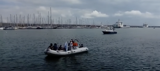 Migranti: gommone rete antirazzista tenta 'abbordaggio' Diciotti