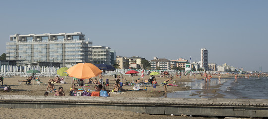 Una quindicenne è stata violentata in spiaggia a Jesolo, si cerca uno straniero