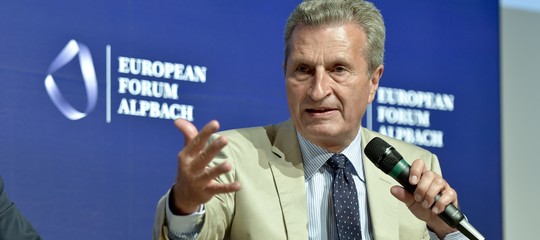 Oettinger: non è vero che l'Italia dà 20 miliardi all'Ue. "È una farsa"
