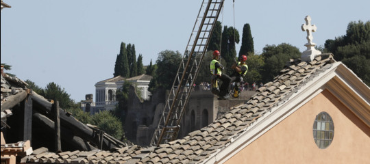 Crollo in chiesa: indagine per disastro colposo, area sequestrata