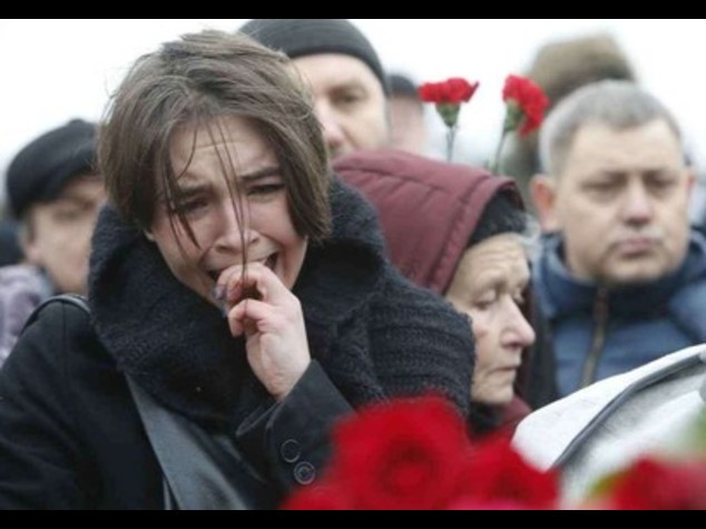 Mosca, "marcia contro la paura" In 70mila piangono Nemtsov