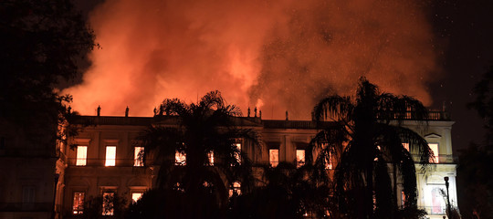 Brasile: incendio devasta il museo di Rio che ospita 20 milioni di reperti archeologici