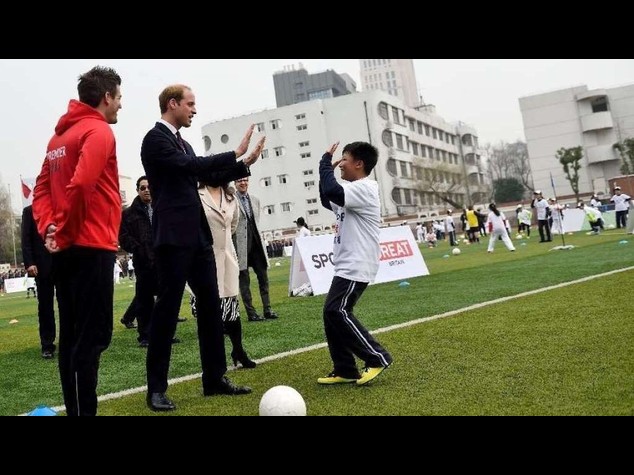 Il principe William a Shanghai si dimostra "re del palleggio" - Video
