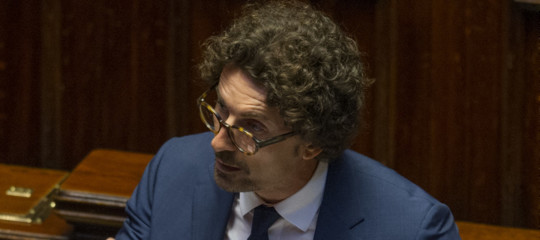 Toninelli denuncia "pressioni" per non desecretare le concessioni. E in Aula è bagarre