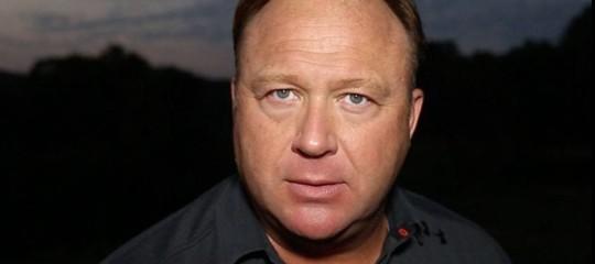 Apple blocca Infowars, il sito di Alex Jones, il cospirazionista beniamino di Trump