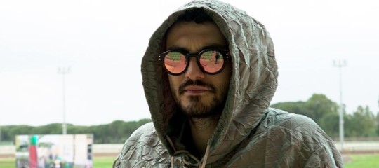 La voce di Roma con le ciabatte nel favoloso mondo di Carl Brave