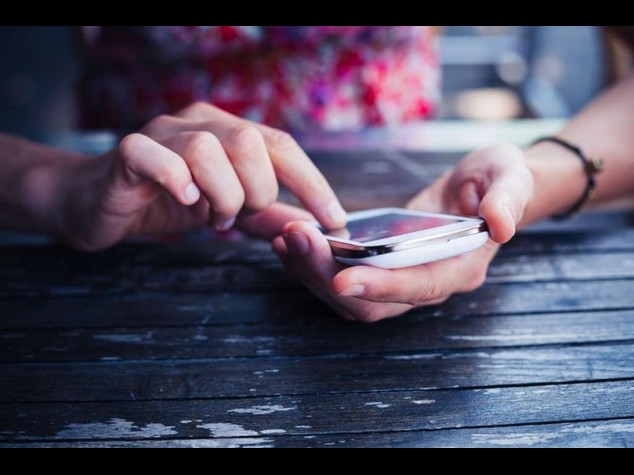Donne sempre al telefono? E' un falso mito, ma usano poche app