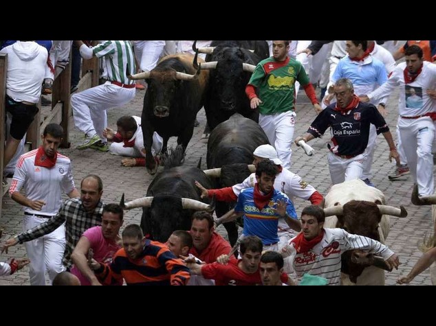Pamplona, due incornati nel quarto 'encierro' - Video