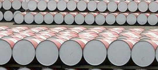 Petrolio in rialzo in Asia su attesa scorte e uragani, Wti sfiora 70 dollari