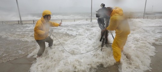 Il tifone Mangkhut ha fatto 25 morti nelle Filippine, ora punta il sud della Cina