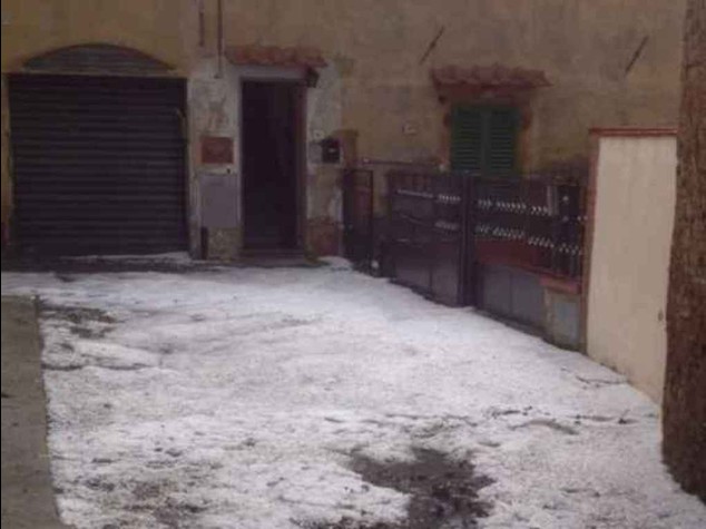 Bomba d'acqua e grandine su Firenze, tromba d'aria in Versilia