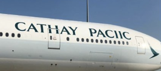 Il gigantesco refuso su un aereo della Cathay Pacific