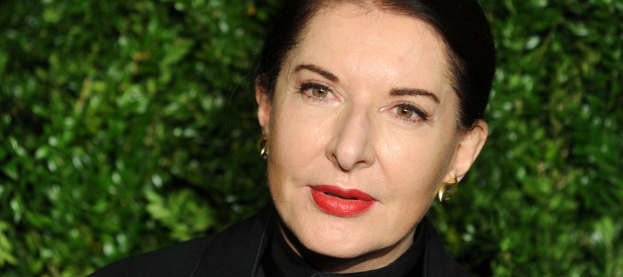 Un Uomo Ha Spaccato Un Quadro In Testa A Marina Abramovic
