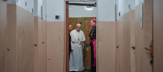 Il Papa si commuove visitando le celle dei torturati di Vilnius