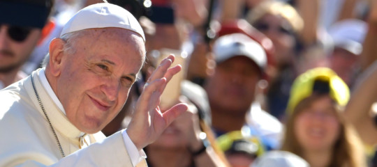 Migranti, Papa: "No a mentalità che ci fa diffidare invece di accogliere"