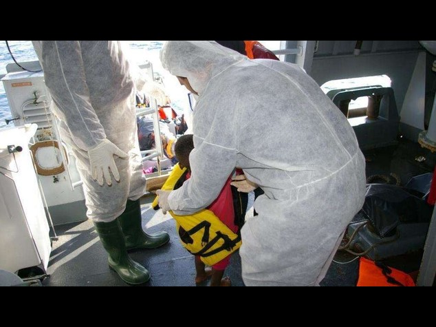 Immigrati: Sos dal Canale di Sicilia, 150 in salvo ad Augusta