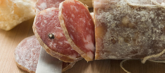Croissant, barrette e salsicce a rischio salmonella: ecco i lotti segnalati dal ministero della Salute