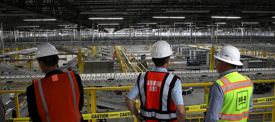 Amazon ha aumentato i salari in Usa e Gran Bretagna. Cosa succede in Italia