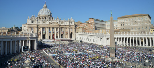 Vaticano, il Prefetto per i vescovi boccia le accuse Viganò al Papa: "Montatura politica"