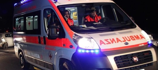 Taranto: ubriaco, getta la figlia dal balcone (gravissima) e accoltella il figlio alla gola