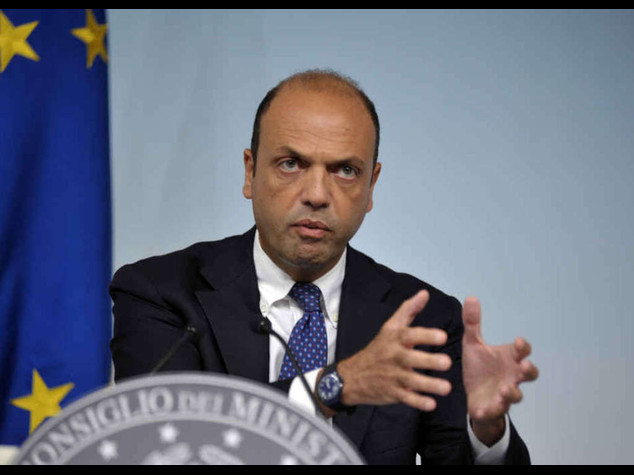 Alfano, Roma nel mirino dell'Isis "Non abbassiamo la guardia"