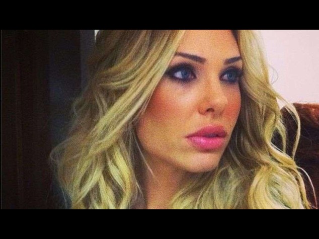 Foto in topless di Ilary Blasi, ritirata querela contro Signorini