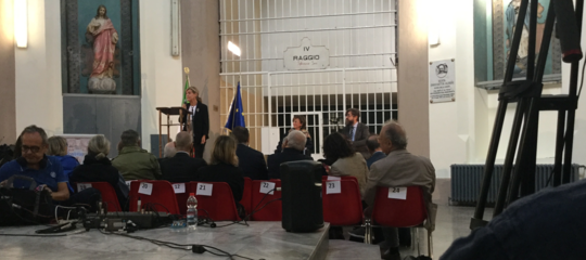 “La Costituzione è anche vostra”, e il giudice riceve l’ovazione dei condannati