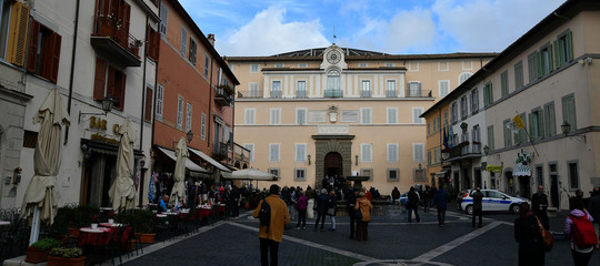 Castel Gandolfo, il paese che ringrazia il Papa per averlo 'messo in ginocchio'
